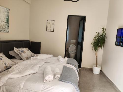 En eller flere senge i et værelse på Apartament Tirana Contact