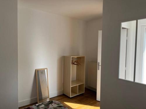 una stanza vuota con armadio e specchio di T2 - Quartier Mézières - 1 chambre -1 terrasse a Charleville-Mézières