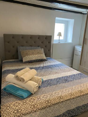 ネア・ローダにあるAppartment by Eftymiaのベッドとタオル2枚のある寝室