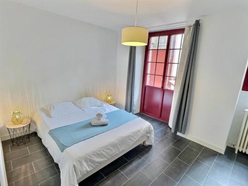 - une chambre avec un lit et une porte rouge dans l'établissement Wonderhost, superbes volumes et charme de l'ancien, à Pau