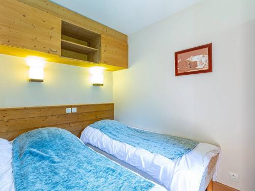 une chambre avec deux lits dans une pièce dans l'établissement Appartement cosy 25m² 2 pièces pour 4 pers avec balcon - La Plagne-Tarentaise - FR-1-353-132, à La Plagne Tarentaise
