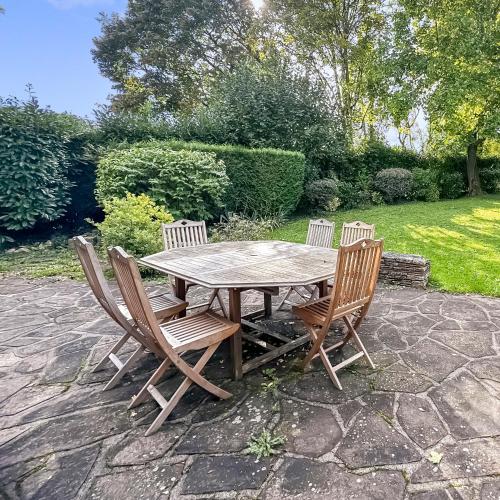 une table en bois et deux chaises assises autour de celle-ci dans l'établissement L'Haricotier, à Lésigny