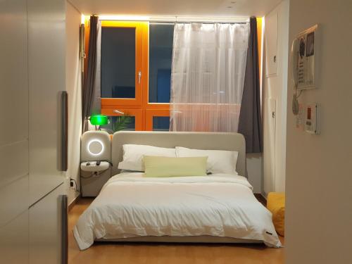 ソウルにあるGangnam Yeoksam Station Full-option Remodeling New Houseの白いベッドと窓のある寝室