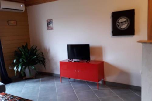 TV a/nebo společenská místnost v ubytování Gite du Bonheur