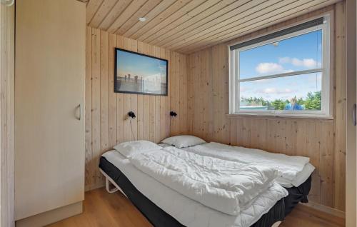 Katil atau katil-katil dalam bilik di Amazing Home In Idestrup With Sauna