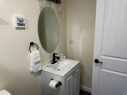 a bathroom with a sink and a mirror at Dock Street Inn in Westport