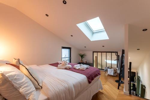 une chambre avec un lit et une lucarne dans l'établissement Toscana - Luxury Duplex Rouen, à Rouen