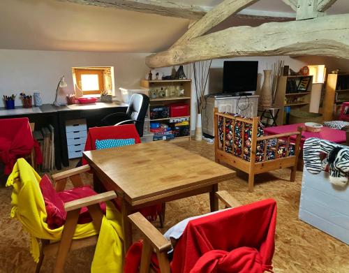 une pièce avec une table et des chaises et une cuisine dans l'établissement Val de Gorce, à Esclottes