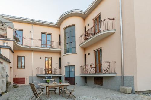 a courtyard of a building with a table and chairs at VigevanoRent in Vigevano