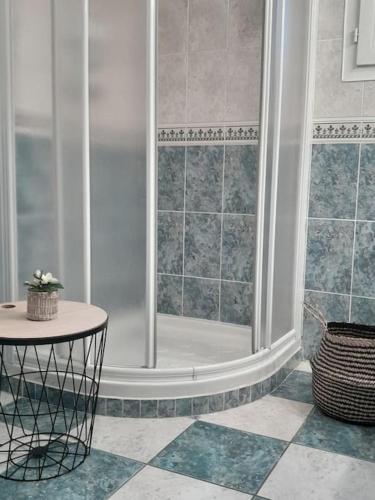 La salle de bains est pourvue d'une douche et d'une table. dans l'établissement Maison spacieuse proche Nantes 7 personnes, à Sainte-Luce-sur-Loire