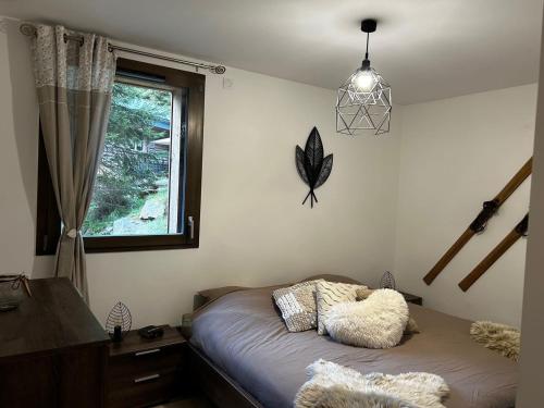 - une chambre avec un lit, une fenêtre et une lampe dans l'établissement Super appartement moderne 2 chambres avec balcon, parking et Wi-Fi - 6 pers. - FR-1-676-195, à Châtel