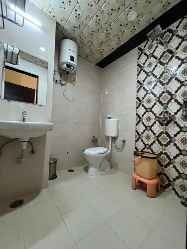 a bathroom with a toilet and a sink at HOTEL KAVANA in Varanasi