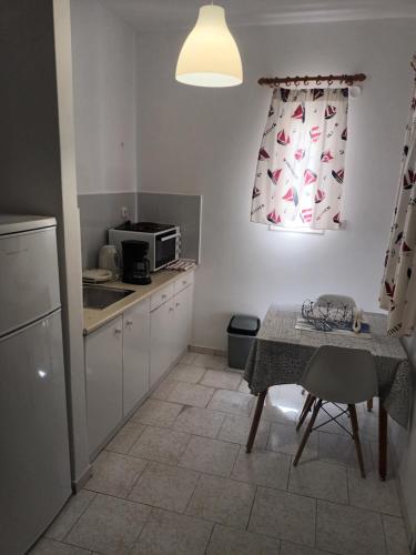 Una cocina o cocineta en Holidays in Paros