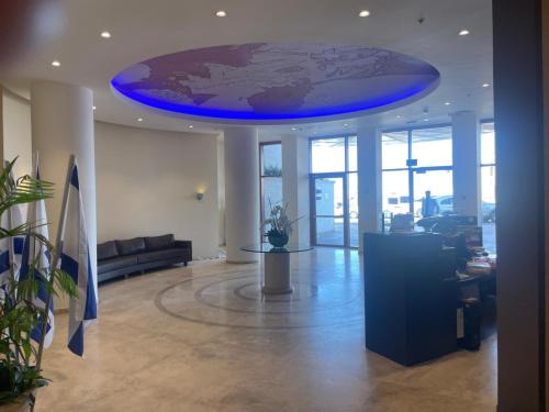 Ο χώρος του λόμπι ή της ρεσεψιόν στο Marina towers מלון דירות