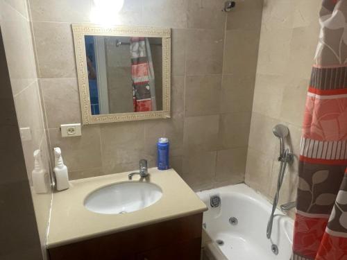 Ένα μπάνιο στο Marina towers מלון דירות