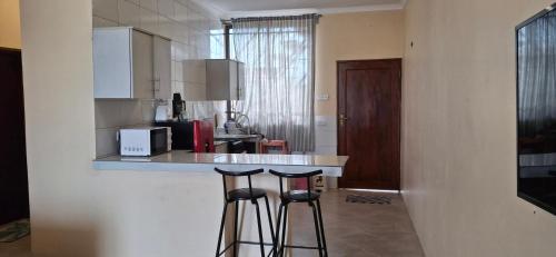 Η κουζίνα ή μικρή κουζίνα στο Entire two bedroom apartment no 1 in Dar es salaam