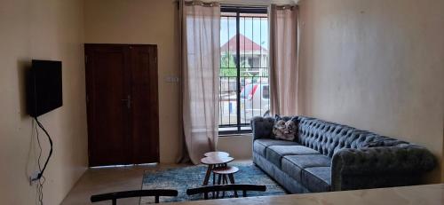 Χώρος καθιστικού στο Entire two bedroom apartment no 1 in Dar es salaam