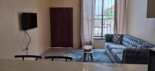 Χώρος καθιστικού στο Entire two bedroom apartment no 1 in Dar es salaam