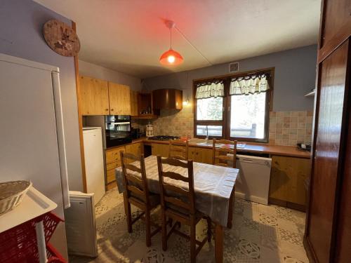Kuchyň nebo kuchyňský kout v ubytování Chalet Confortable 14 Pers, 6 Ch, Wi-Fi, Parking, 300m des Pistes Serre Chevalier - FR-1-762-50