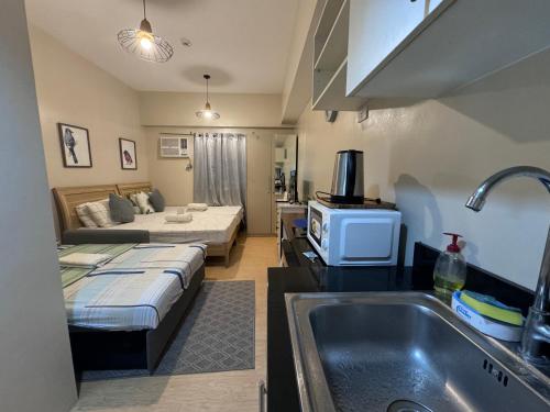 Кухня или мини-кухня в Luxanos Condo Place- Sunvida Tower
