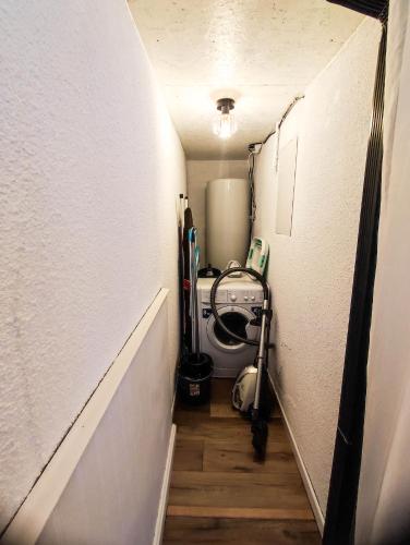 - un petit couloir avec un lave-linge dans la chambre dans l'établissement Maisonnette de pêcheur chauffée et climatisée, à Port-la-Nouvelle