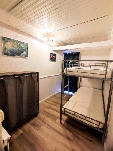 une chambre avec deux lits superposés dans une pièce dans l'établissement Maisonnette de pêcheur chauffée et climatisée, à Port-la-Nouvelle