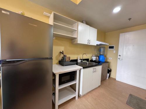 Кухня или мини-кухня в Luxanos Condo Place- Sunvida Tower
