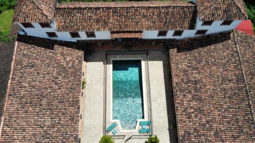 a window in a brick building with a swimming pool at Domaine du Château in Les Trois-Îlets