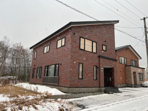 a brick building with windows on the side of it at 和缘b栋 in Kaributo