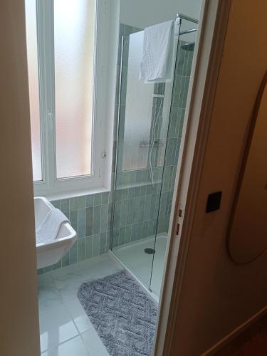 un baño con ducha y lavabo en The Originals Boutique, Hôtel d'Angleterre, Fécamp, en Fécamp