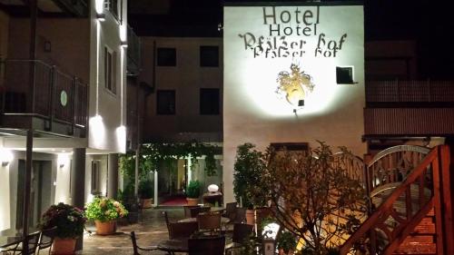 a sign on the side of a building with a person at Hotel-Restaurant Pfälzer Hof in Edenkoben