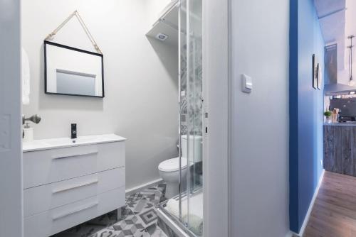 een badkamer met toilet en glazen douche bij Sta Catarina - 2 Bedroom Apartament in Porto