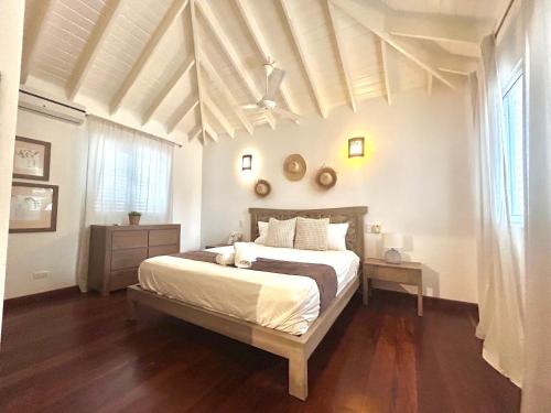 Ένα ή περισσότερα κρεβάτια σε δωμάτιο στο Tropical Villa 4Bedroom 3Baths and Pool Near Beach