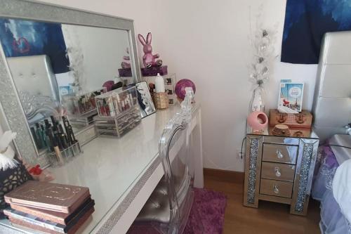 - une chambre avec une coiffeuse et un miroir dans l'établissement Nid zen, décoré, avec ascenseur, élégant & calme, à Annecy