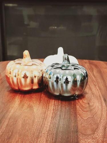 two vases sitting on top of a wooden table at Majestic Elegance-15 mins-Niagara Falls & 10 mins-Brock University in Thorold