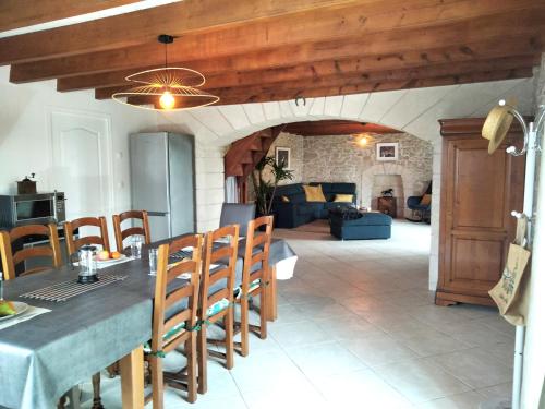 une cuisine et un salon avec une table et des chaises dans l'établissement Manoir de L'Aisnerie, à Saint-Herblain