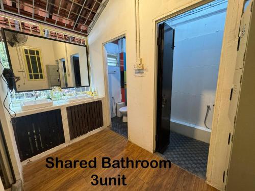 Koupelna v ubytování Moustachz Hauze , Georgetown