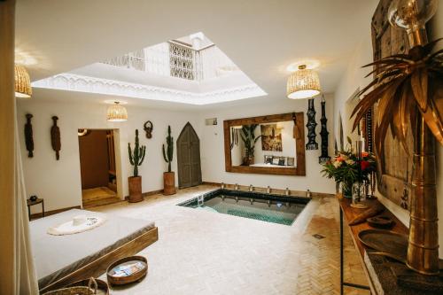 Bazén v ubytování Riad Shabi Kasbah nebo v jeho okolí
