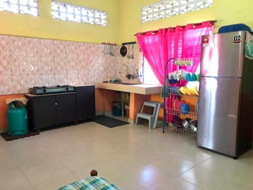 Η κουζίνα ή μικρή κουζίνα στο MZ HOMESTAY BELAKANG MASJiD MACHANG
