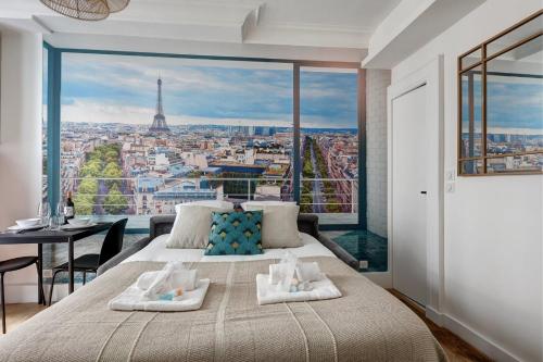 une chambre avec un lit et une vue sur la tour Eiffel dans l'établissement Paris Marais Luxueux Studio pour 2 personnes, à Paris