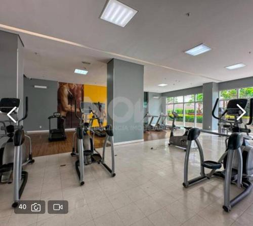 a gym with treadmills and exercise bikes in a room at Apartamento dentro do shopping águas claras, Lindo in Taguatinga