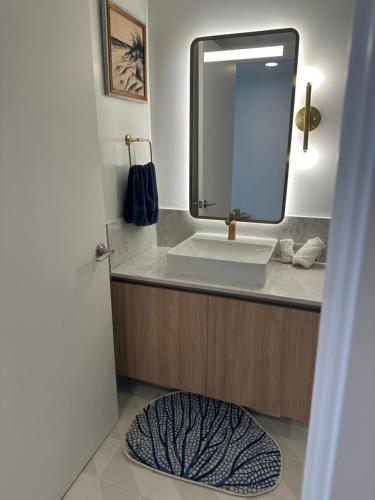 Un baño de Glamorous Gale Miami Ocean View Balcony Resort & Spa