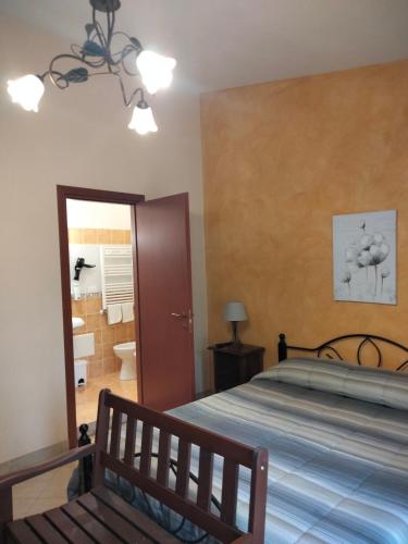 Postel nebo postele na pokoji v ubytování THE BEST ROOMS & APARTMENTS - Parcheggia gratis sotto casa ed entra -