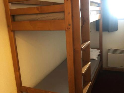 Cette chambre dispose de lits superposés et de 2 lits superposés. dans l'établissement Appartement 6 pers avec balcon, WIFI, animaux et parking - FR-1-636-55, à Orcières