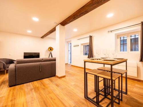 un salon avec un canapé et une table dans l'établissement Magnifique Studio Arles, à Arles