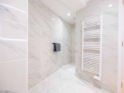 La salle de bains est pourvue d'une douche à l'italienne et de carrelage blanc. dans l'établissement Magnifique Studio Arles, à Arles