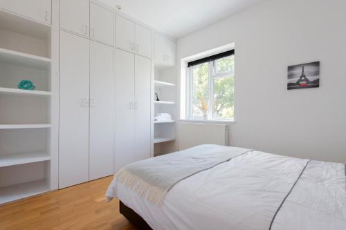 Postel nebo postele na pokoji v ubytování Ealing Gem 3 Bath, 2 En-Suite Flat with Parking
