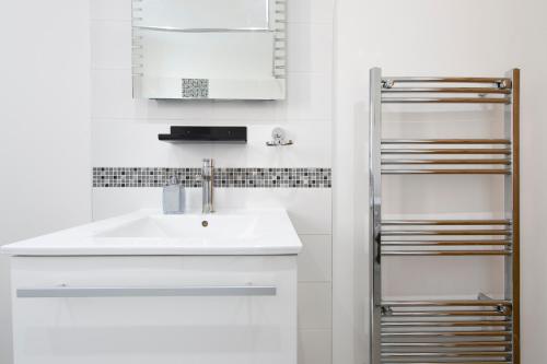 Koupelna v ubytování Ealing Gem 3 Bath, 2 En-Suite Flat with Parking