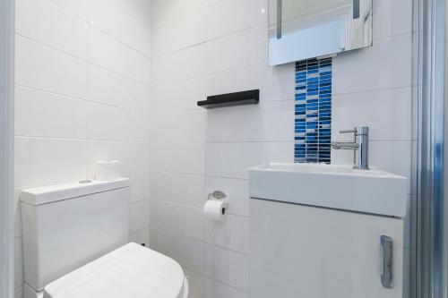 Koupelna v ubytování Ealing Gem 3 Bath, 2 En-Suite Flat with Parking