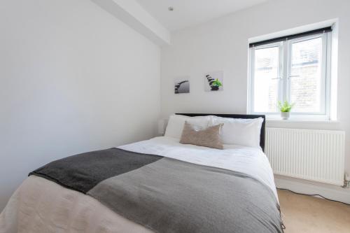 Postel nebo postele na pokoji v ubytování Ealing Gem 3 Bath, 2 En-Suite Flat with Parking